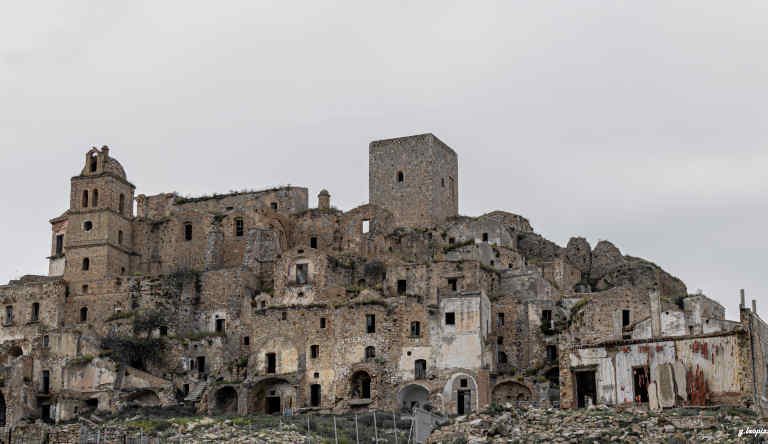 Craco: Il Fascino del Paese Fantasma